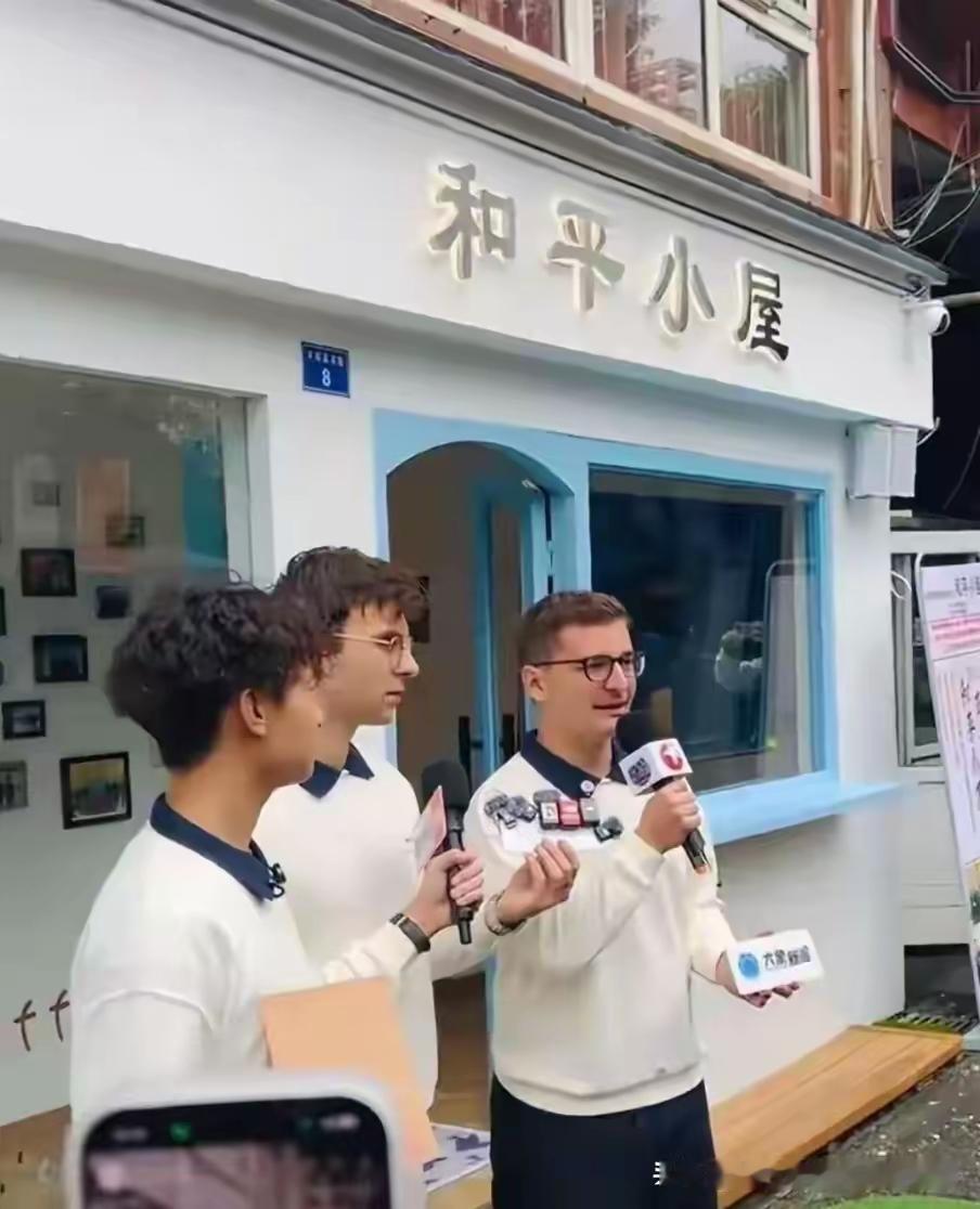 咱别光骂“大妈收保护费”了——这事最扎心的，其实是一个外国人，比某些本地人更在乎