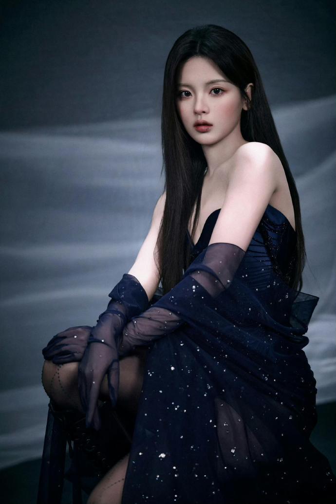 杨超越穿上黑丝太有感觉了，这谁能顶得住？ 