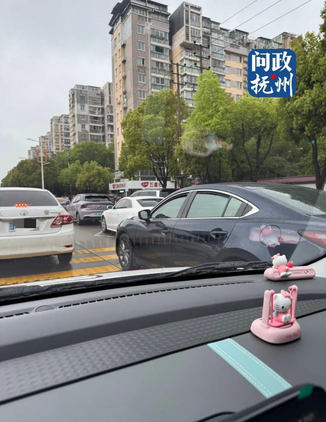 【临川十一小门口一到上下学就拥堵？抚州交警出手了】有网友发帖反映，临川十一小门口