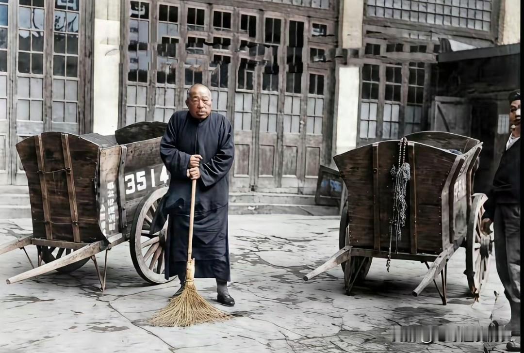 人生起落无常，这位曾叱咤风云的民国大佬，晚年竟沦为街头扫地的老者，昔日权柄尽失，