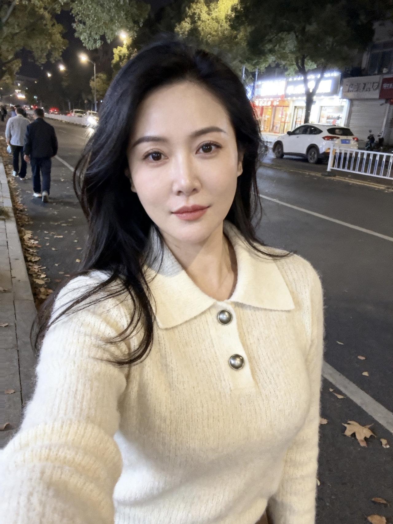 年轻的时候，我认为做个美丽的女人，
应该是：
“年轻光彩照人的状态，漂亮的外表，