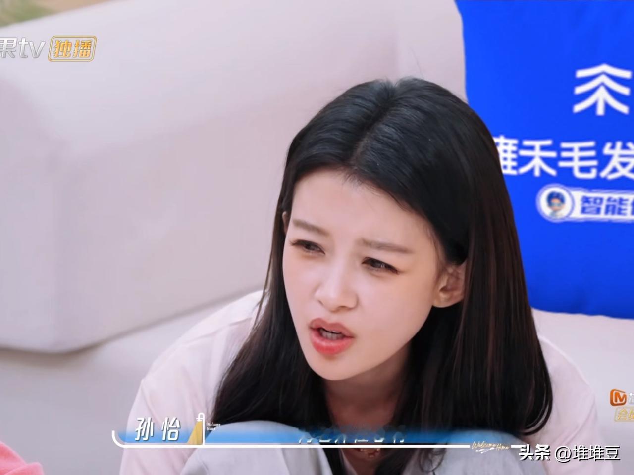 孙怡满脸好奇地问：“何老师社恐啊？”李维嘉回答：“何老师说过自己社恐的，在做节目