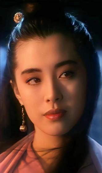 深夜刷到一个古装美人群像混剪，弹幕齐刷刷一句：“这才是古装美人。”

然后我就想