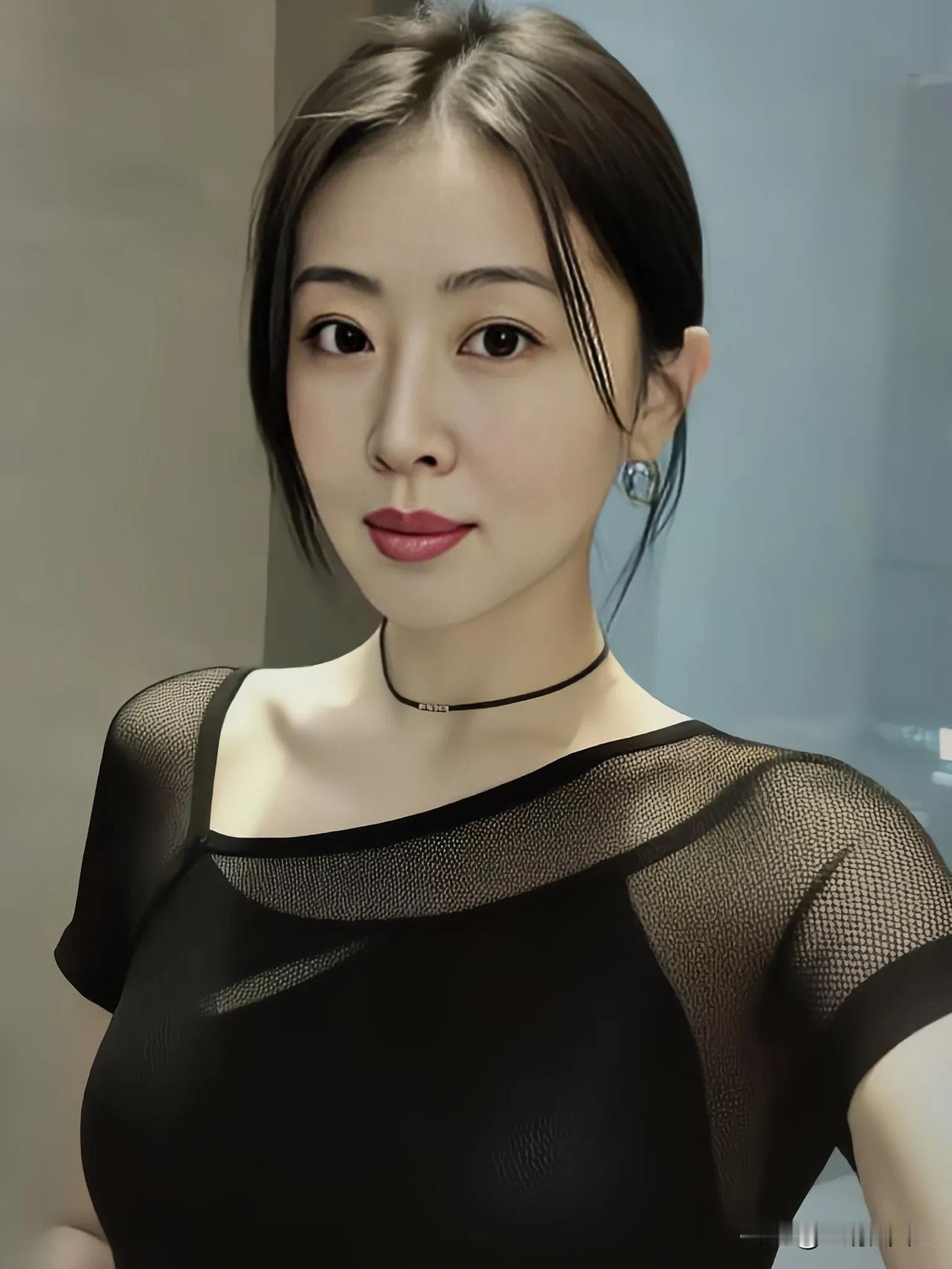 卡夫卡在一百多年前曾说过的一句话：
“人不是从下往上的生长，而是从里向外的生长。