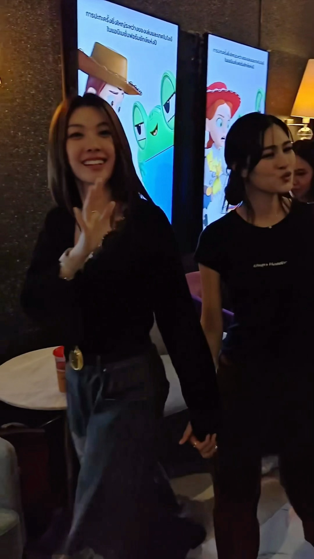 被小奥牵着走，我发现哐啷啷好嘚瑟 邝玲玲内心狂喜 ，有老婆牵着就很了不起