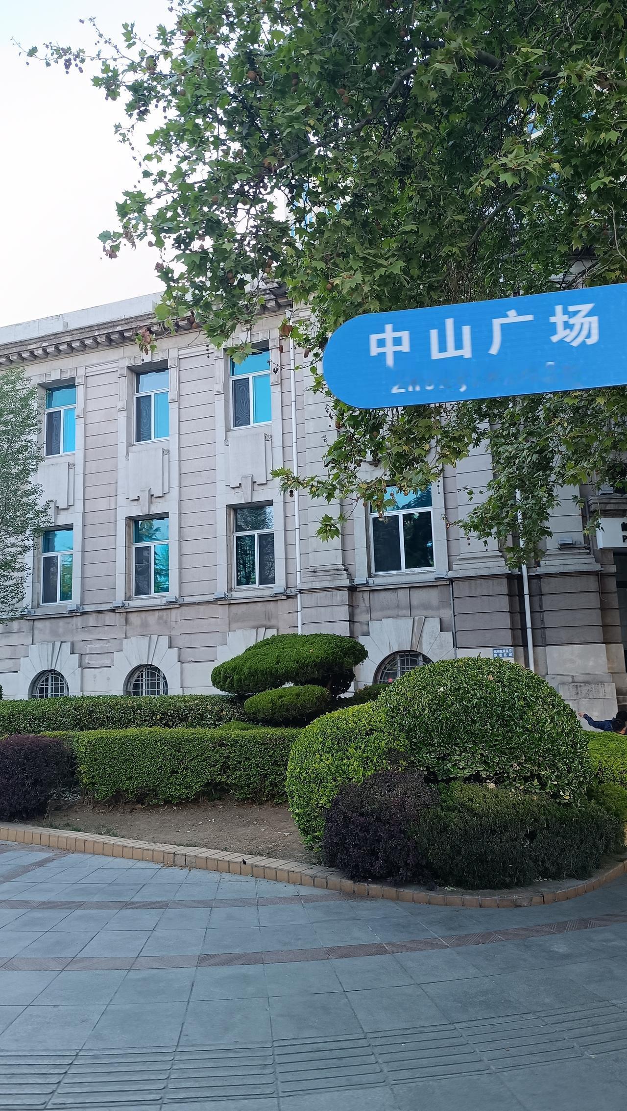 我还挺享受坐公交转悠的[偷笑]先是因为出门徒步，不爱走回头路的我们自然不可能开车