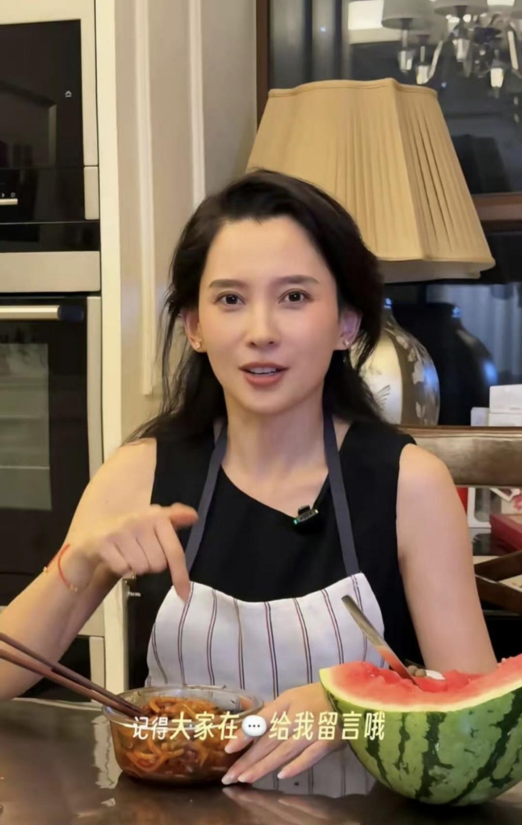 森林北晒出杭州豪宅的居家照，难怪汪峰对她如此沦陷，上得厅堂下得厨房用在森林北身上
