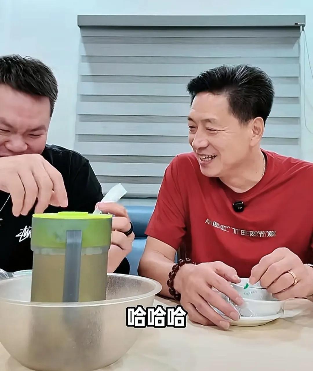 看朱芳雨请李春江吃一顿，师徒相聚，其乐融融的，亦师亦友，相谈甚欢。
想当年李春江