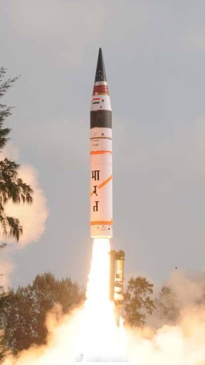 🇮🇳这个新AGNI-5别的不说这个涂装风格和之前的单RV型可以说是一模不一样