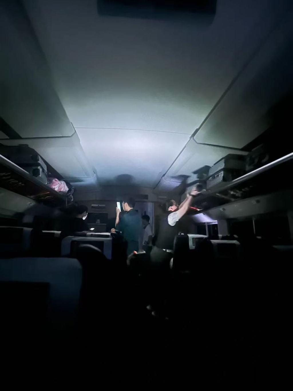 3月29日下午，多位网友发帖称，D3665次动车在隧道内停车，并出现了停电。有乘