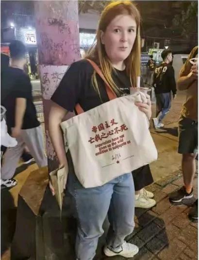 这个老外应该不懂中文吧[呲牙][呲牙][呲牙]
中国对一些国家实施免签政策后后，
