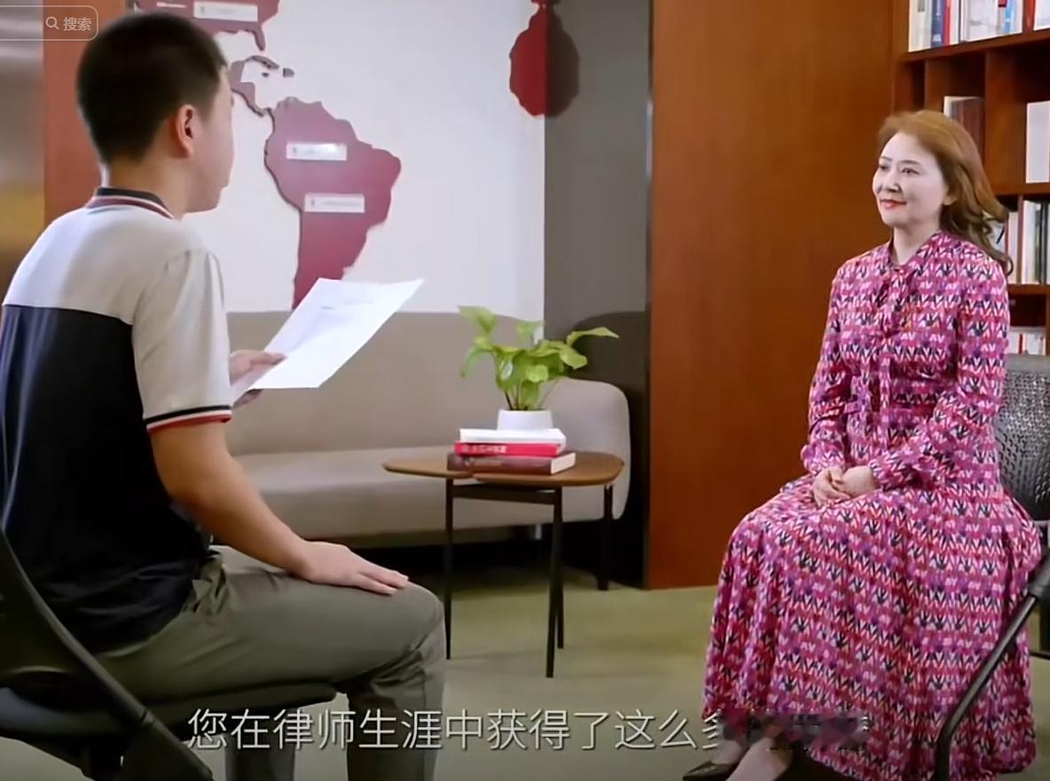 彭静的口才不错！2024年西南大学附中的学生采访她时，还得拿着稿照本宣科，而彭律