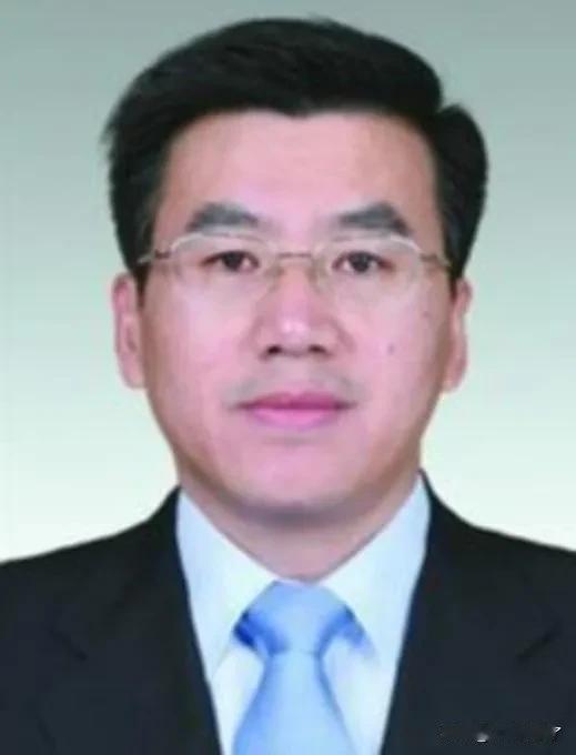热榜“上海宝山原区长高奕奕被追认开除党籍”的评论区很热闹。原因是“追认开除党籍”