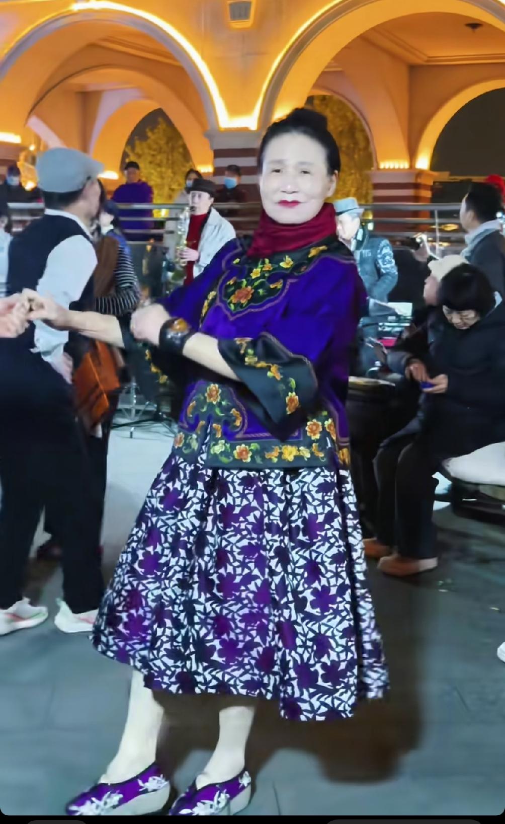 舞咱不懂，衣品是真的很棒。北安桥跳舞的黄姐，没被她的舞姿所吸引，但更被她漂亮大气