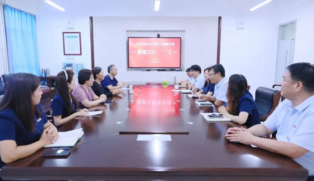 山东师大二附中​，在第 42 个教师节来临之际举行教职工荣休仪式，党委书记杨仁勇
