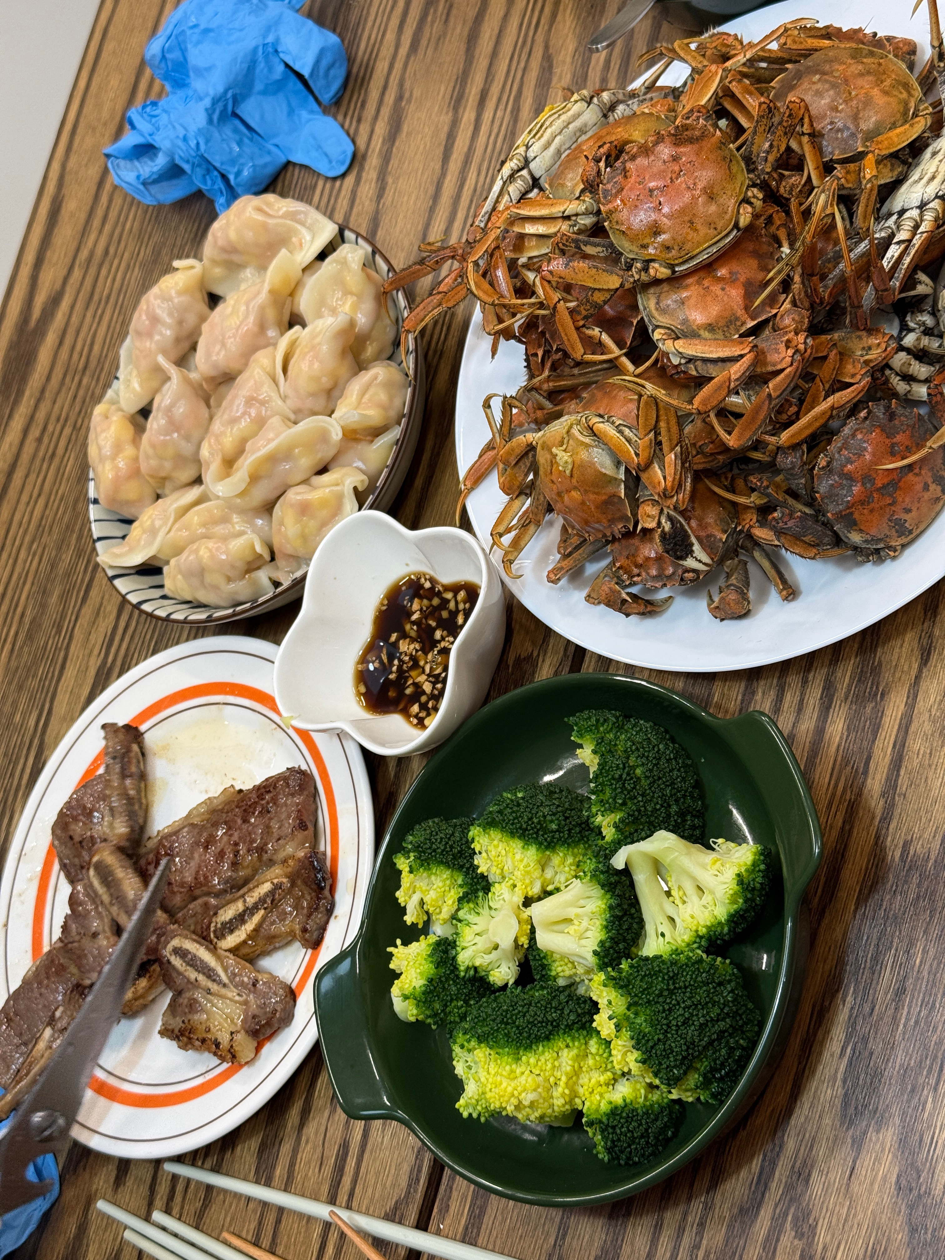 我明明提前到了，觉得时间太早到附近买了点吃的喝的，再去学校门口刚好差两分钟。结果
