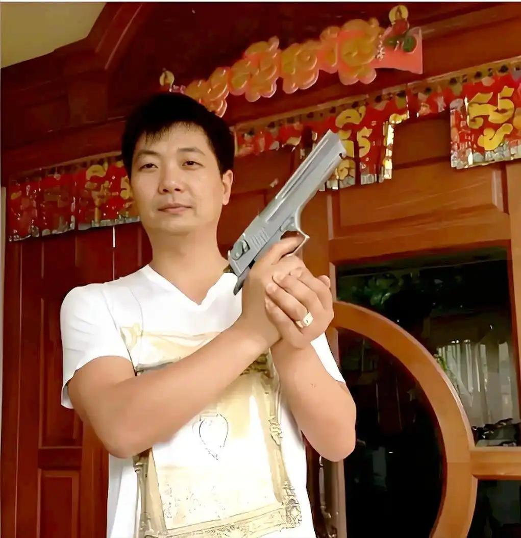 柬埔寨电诈有多猖狂，竟然来中国抓人。近日消息，自媒体人“徽剑”（吴恺）因为长期揭