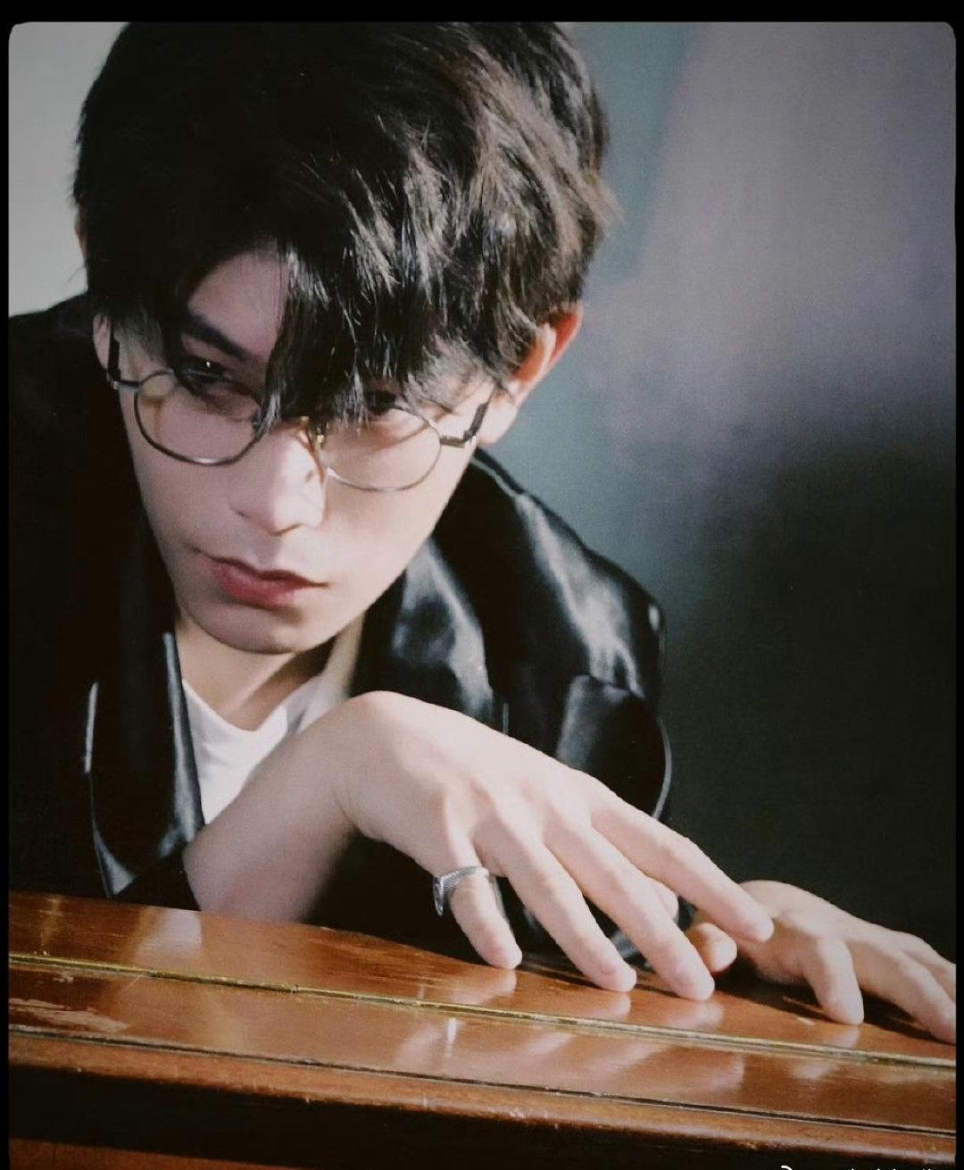 陪你走完这段路，那我是不是也变成了你走过的路呢૮˶˃ ^ ˂˶ა 

@丁禹兮