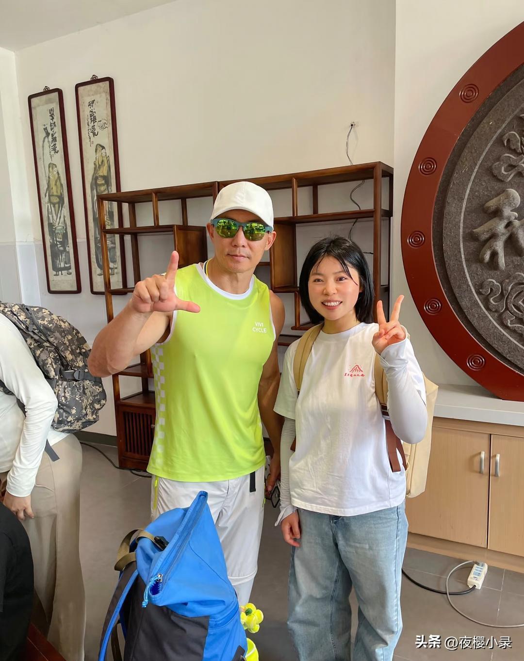 54岁刘畊宏在苏州旺山徒步登山被偶遇，她穿着无袖上衣，胸肌饱满，身材看起来好壮硕