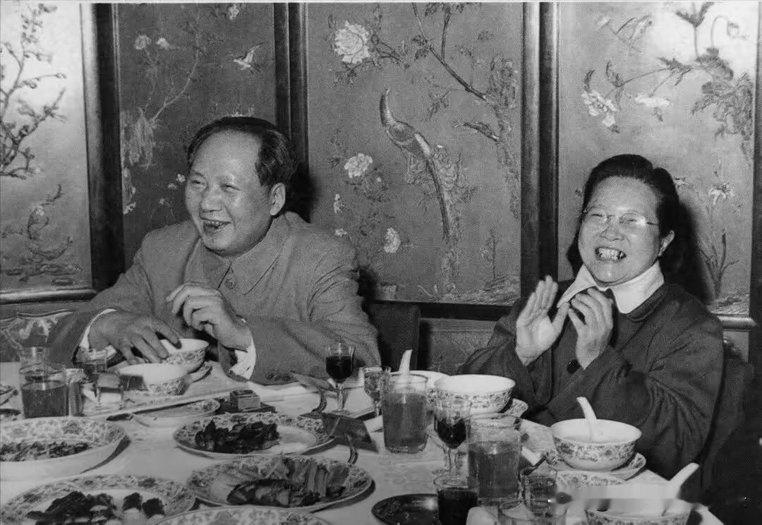 1956年2月，毛泽东和天文学家邹仪新在宴会上。