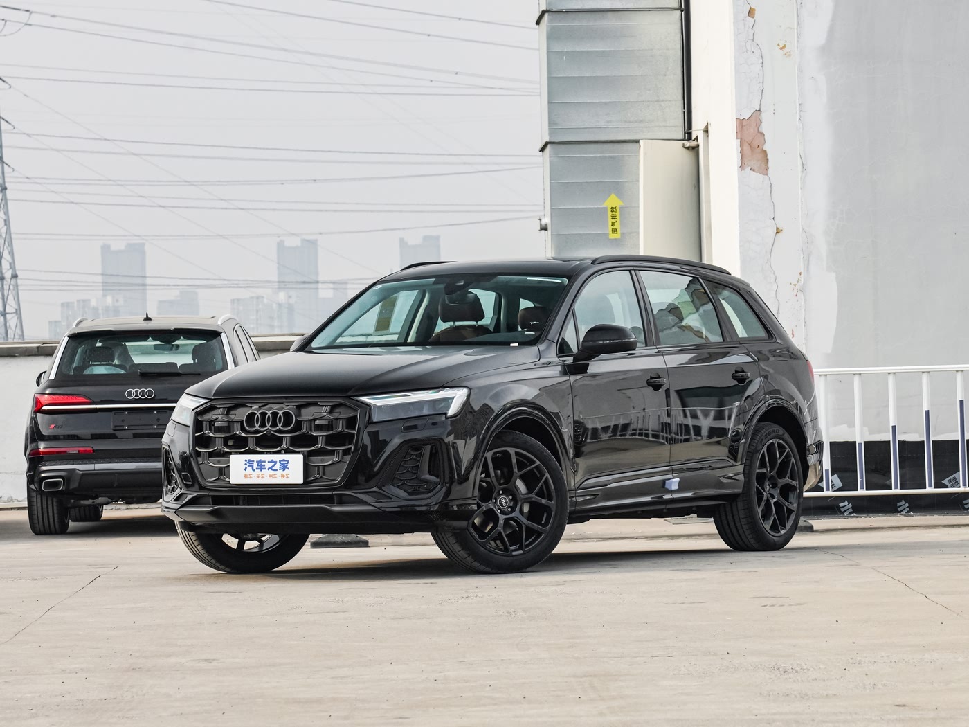 看我隔壁的车位换了一台Q7，全黑化真的好难看呀，这种车还是有点银色饰条显得高档，