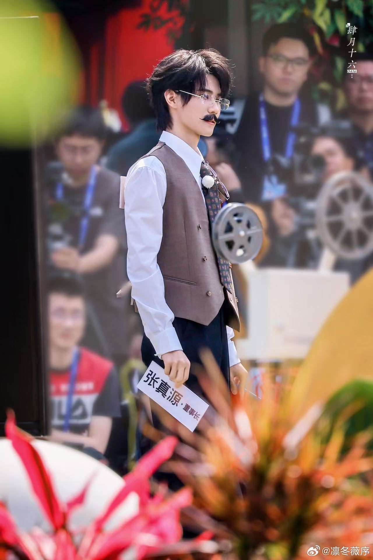 张真源董事长 一出场就自带强大气场，董事长的干练与优雅兼具，眼神坚定有力量，每一