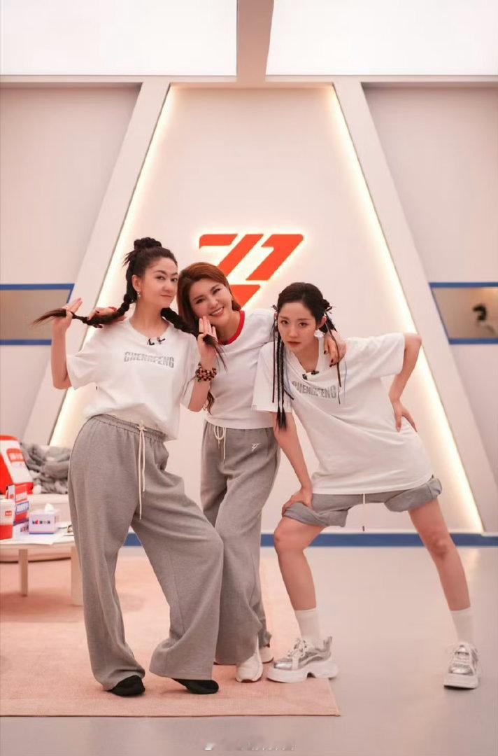 乌兰图雅炸裂乘风2026一公现场 我天！乌兰图雅这一公舞台也太牛了吧！又唱又跳还