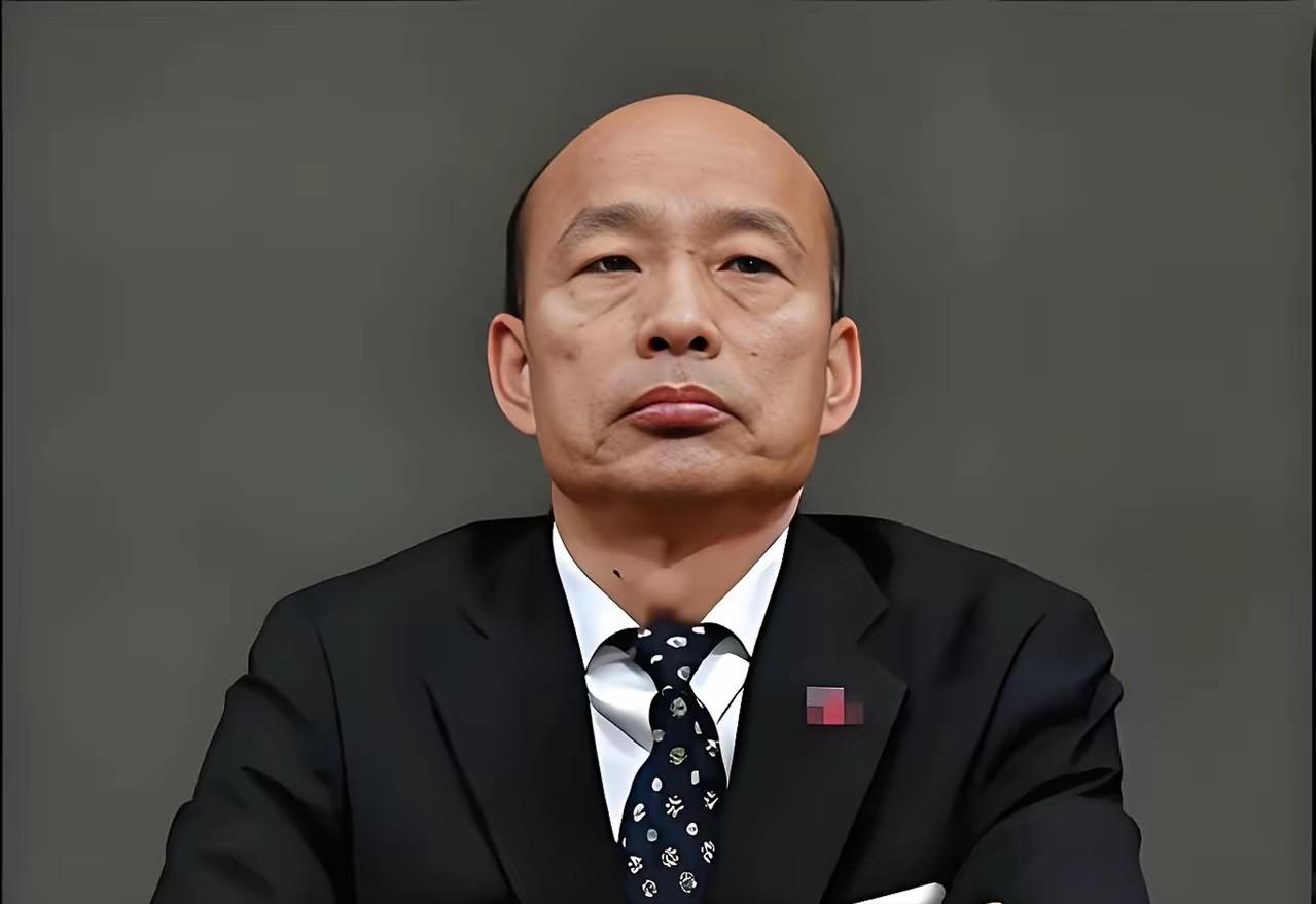 韩国瑜访美归来，国民党彻底分裂，两条路线公然对立。一场接机画面，直接把国民党藏了