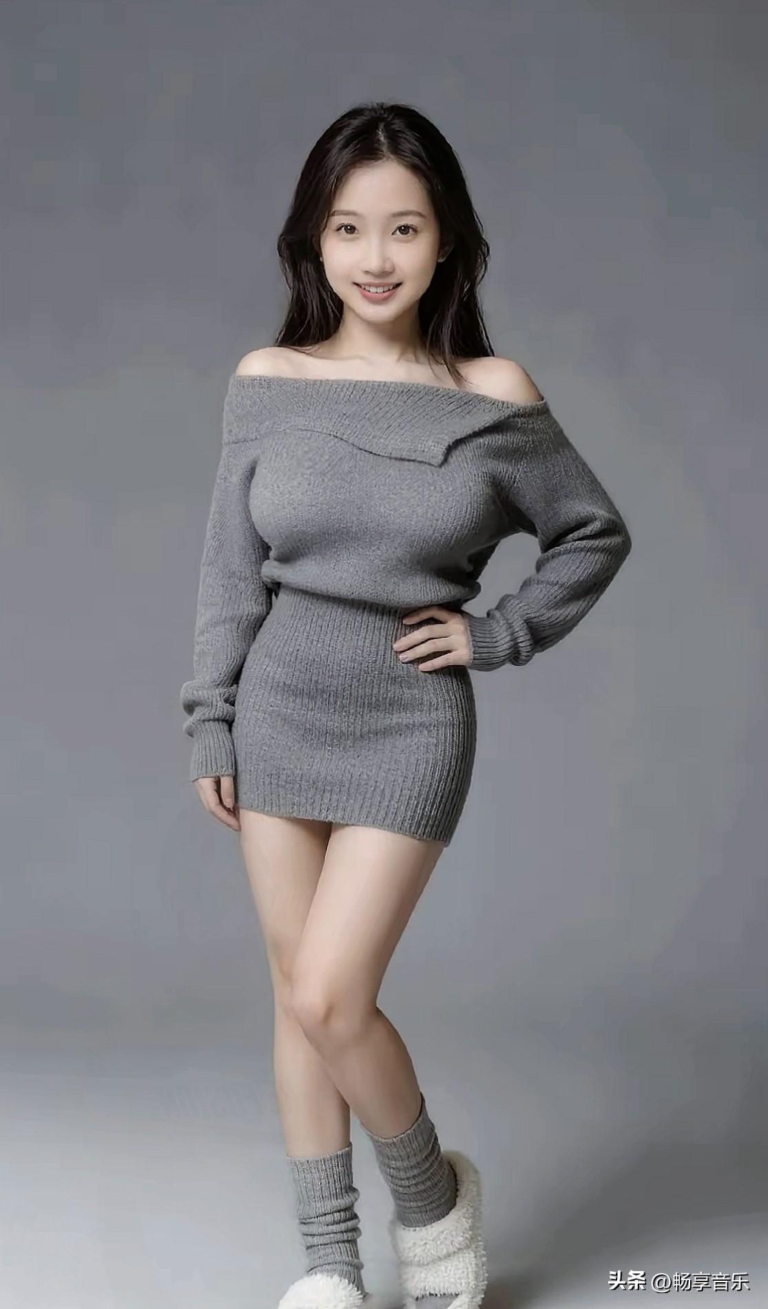 这位小姐姐穿着灰色毛衣裙，搭配毛绒袜，好可爱！分享你的随手拍绝美随手拍 高颜值随