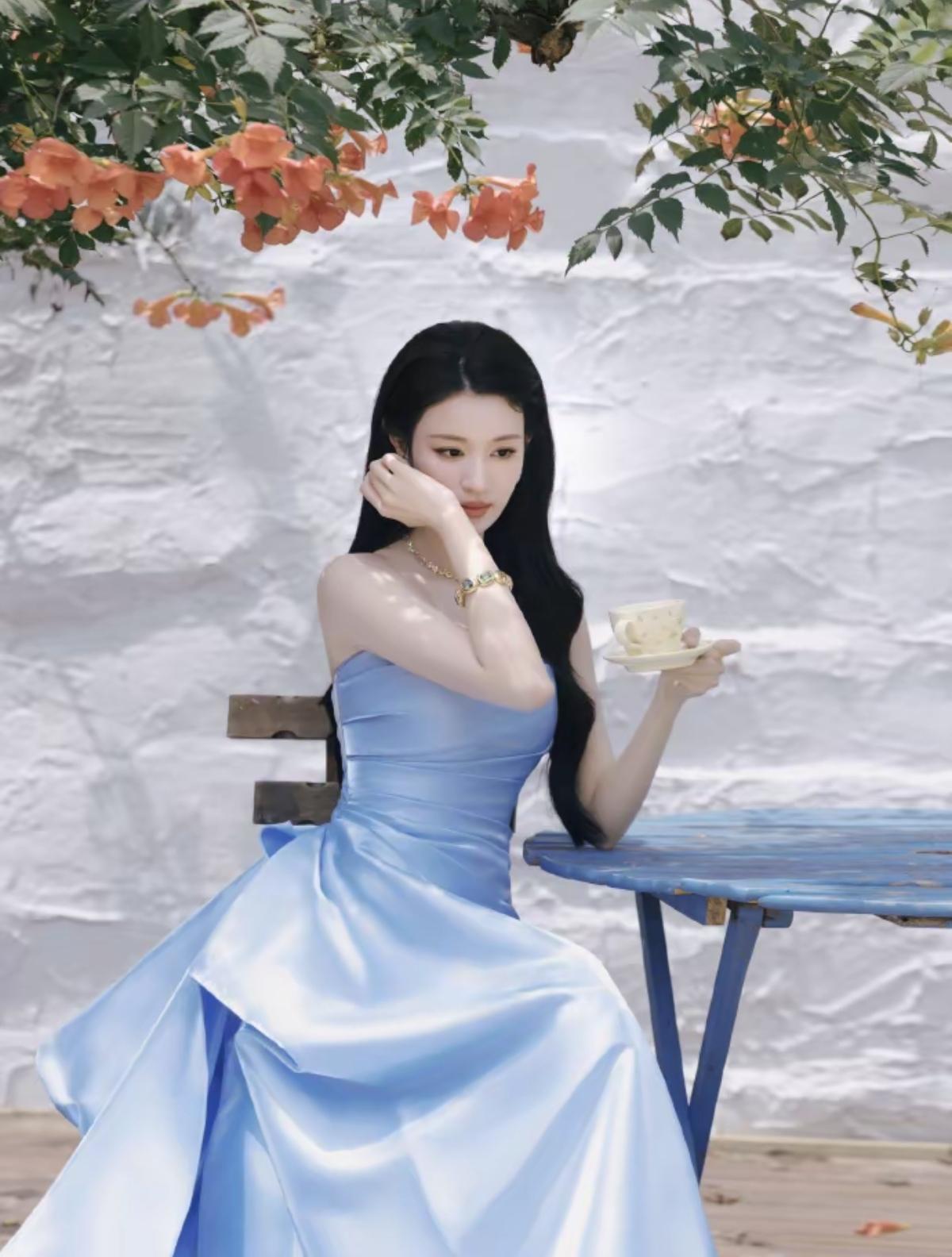 午后的风、凌霄花的香，还有镜头里自带柔光的王楚然[赞][给力]娱乐明星
