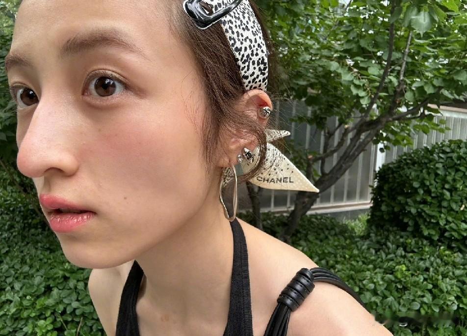 25岁张子枫，行走的排骨[捂脸]
 
7月20日，25岁的张子枫冲上热搜，不是为