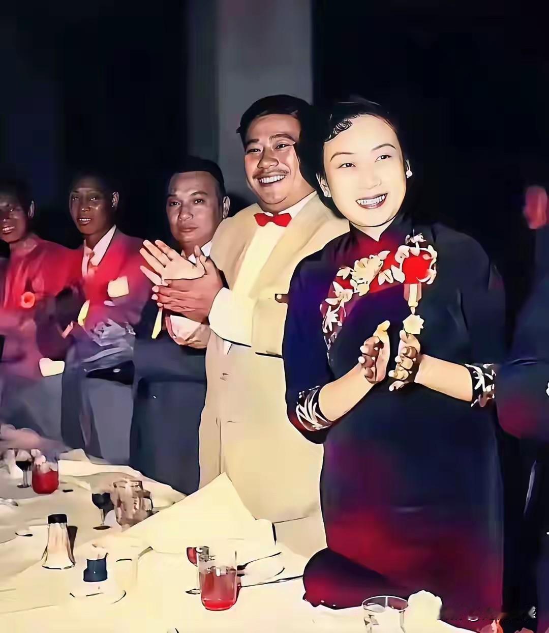 照片中这个身穿旗袍的女人，就是大名鼎鼎的电影明星胡蝶女士，据说这是她在为某个大人