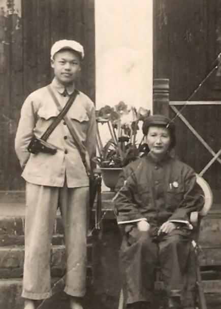 1949年11月，一名首长的夫人和他的警卫员，在广西拍下了这张珍贵的老照片，首长