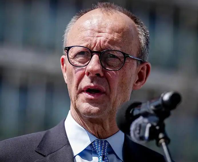 中方高规格招待，默茨接过鲜花，走进人民大会堂前，他喊出 9 个字，与中国脱钩是错