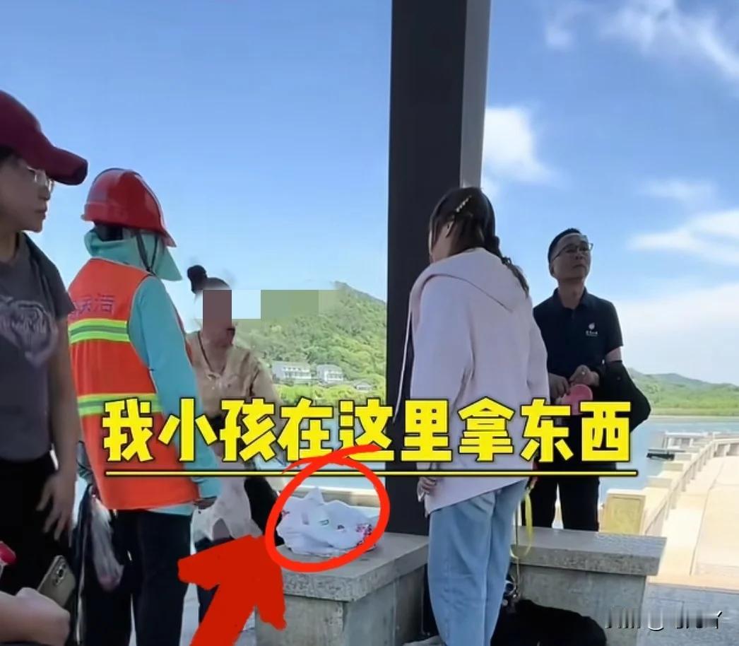 狗比人金贵？
浙江嘉兴。
男孩跑去石凳取东西，女子牵狗站在那里，男孩踢了狗一脚，