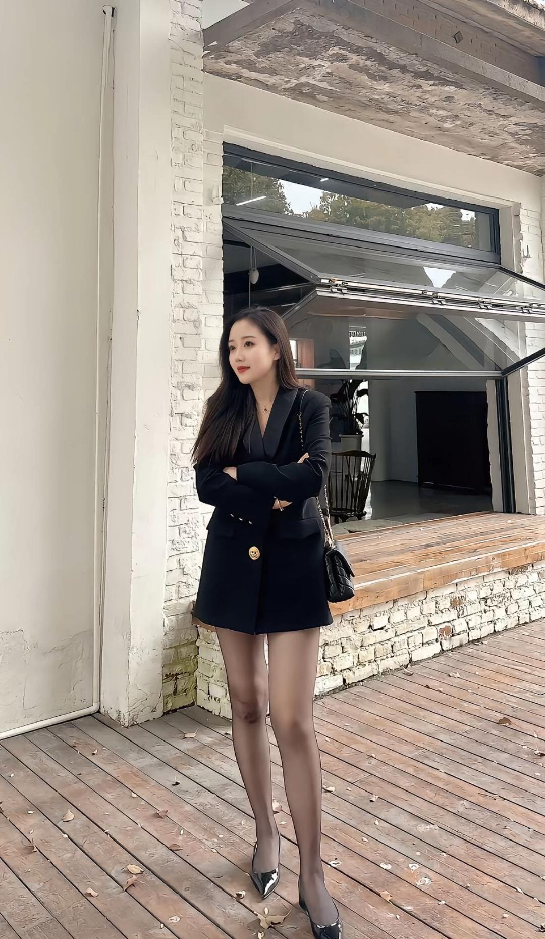 优雅职场风，黑色西装搭配高跟鞋，自信满满！💼👠