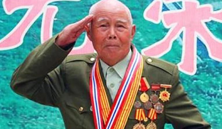 1956年8月，一个解放军少尉副连长脱下军装，按18级干部标准转业到福建地方，在