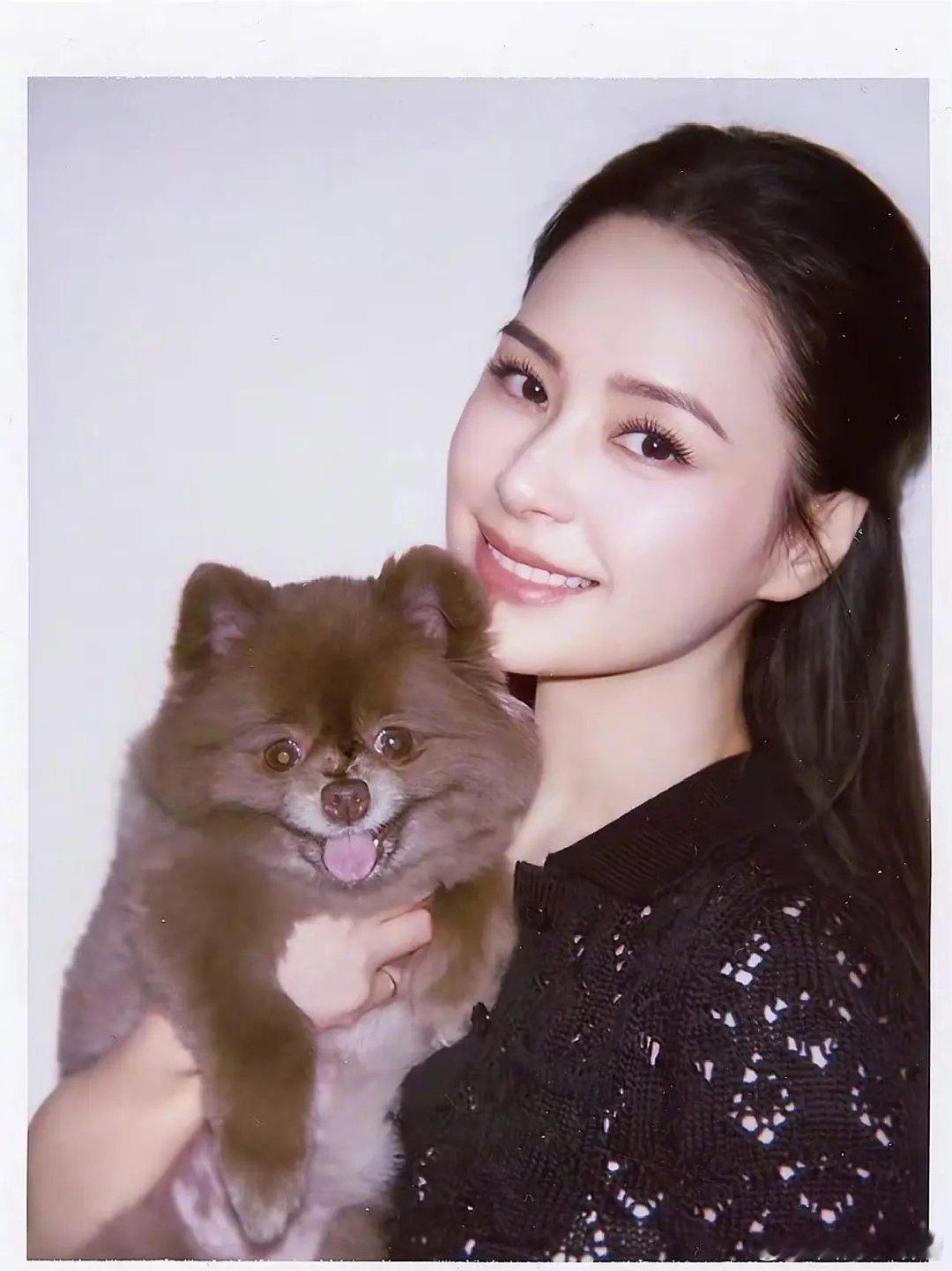 阿娇真是胖过没丑过。这撕拉片太权威了，还是左右脸都有。 