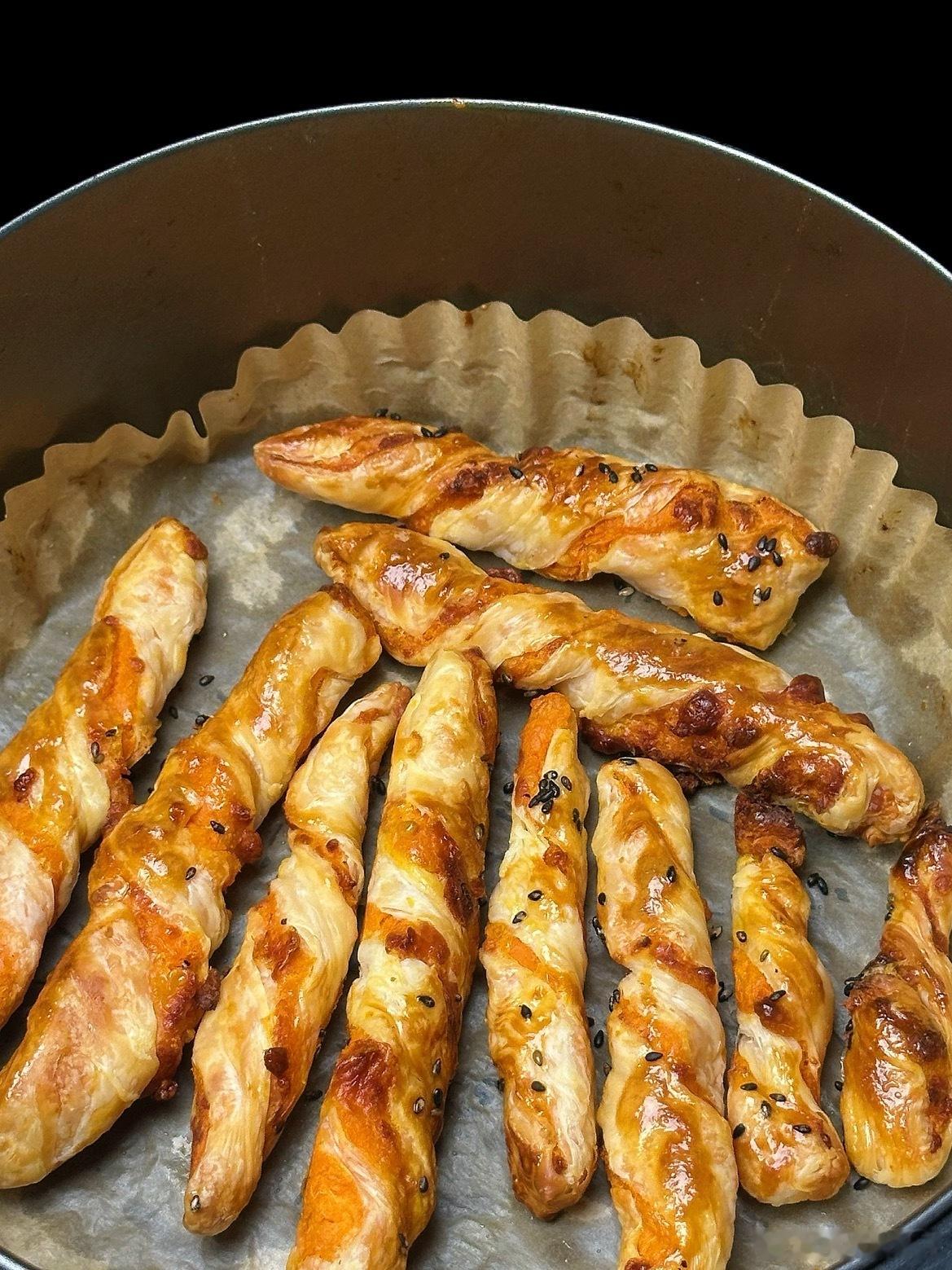 🍠宝子们！红薯小零食新教程来啦！！！外层酥到掉渣里面是绵软拉丝的红薯芝士馅，甜