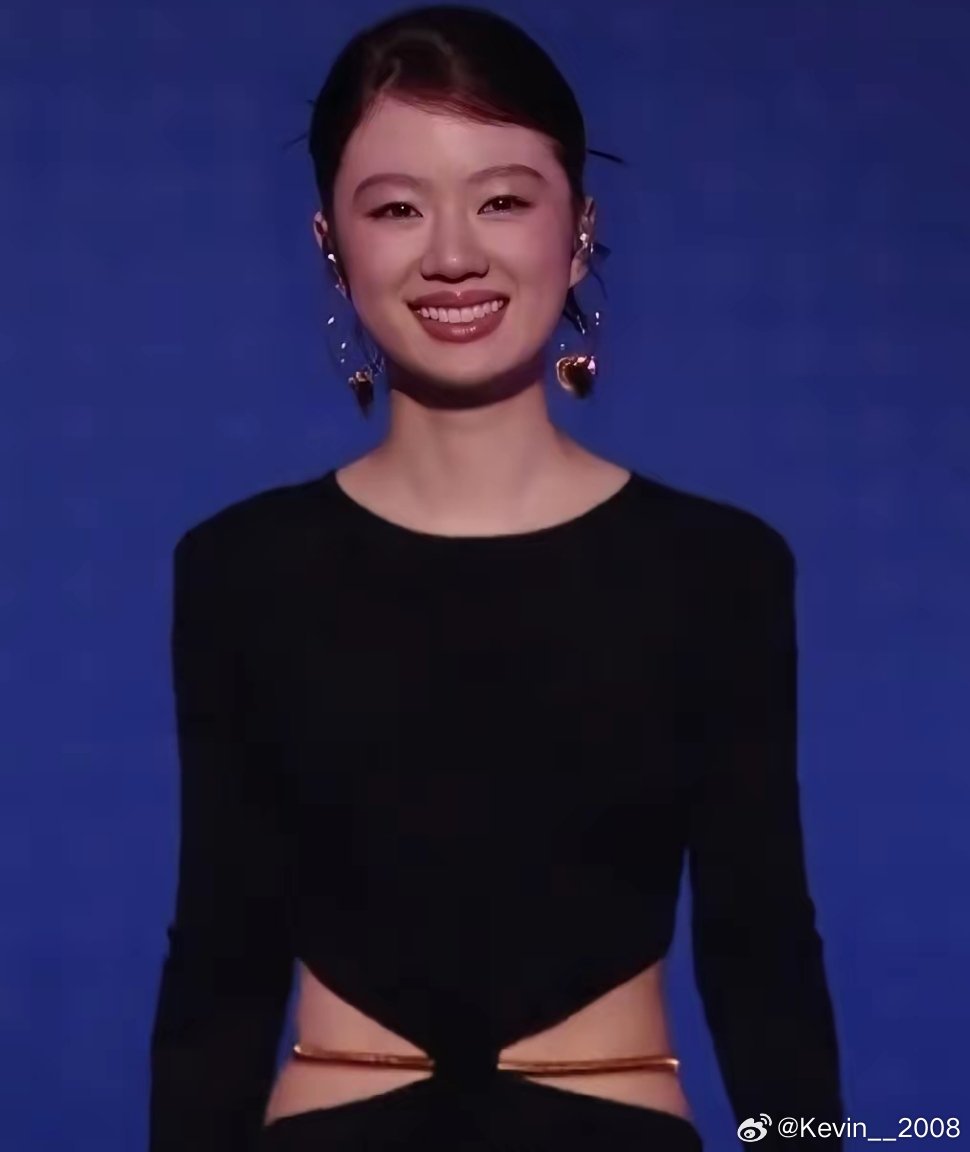 单依纯昨晚唱得确实难听，好像完全沉浸在自己的气弱混艺术里无法自拔了，气息也是断断