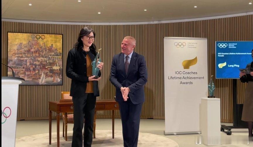 祝贺世界排坛传奇，国际排坛的荣耀，更是中国排坛的荣耀。因为郎平是该奖自2017年