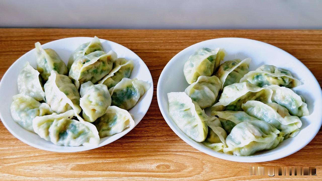 我又蒸了蒸饺，实在是太好吃了。
蒸饺是素馅的，西葫芦韭菜鸡蛋馅。
包西葫芦韭菜鸡