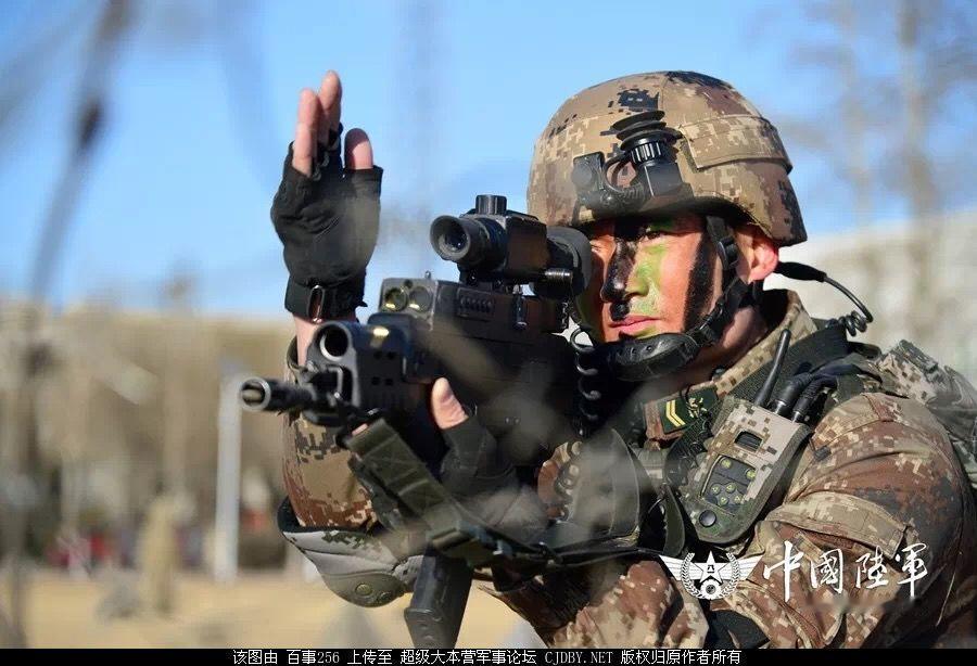 解放军的QTS-11单兵系统，空枪4.27公斤，造价却堪比豪车，军迷昵称“战略步