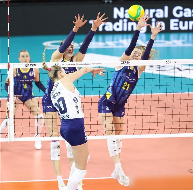 0-3脆败斯坎迪奇！费内巴切刚回国就把训练场的发球机开到冒烟！
 
你看首回合那