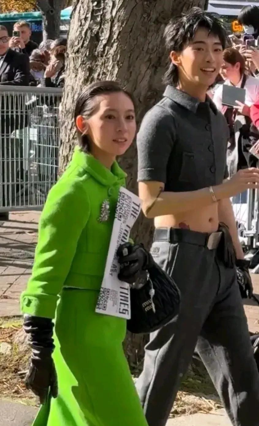 艾玛，头一次看见男生穿露脐装。
据说伊能静的儿子恩利也进娱乐圈了。真不知道他适合