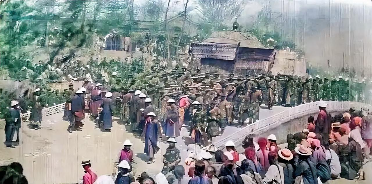 1901年，山东巡抚袁世凯扶生母灵柩回乡安葬。嫡兄袁世敦竟穿一身红衣拦在祖坟外，