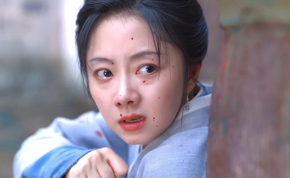 镜头里的她，恐惧到浑身僵硬失控，双腿发软根本无法站立，只能无助地手脚并用地匍匐爬
