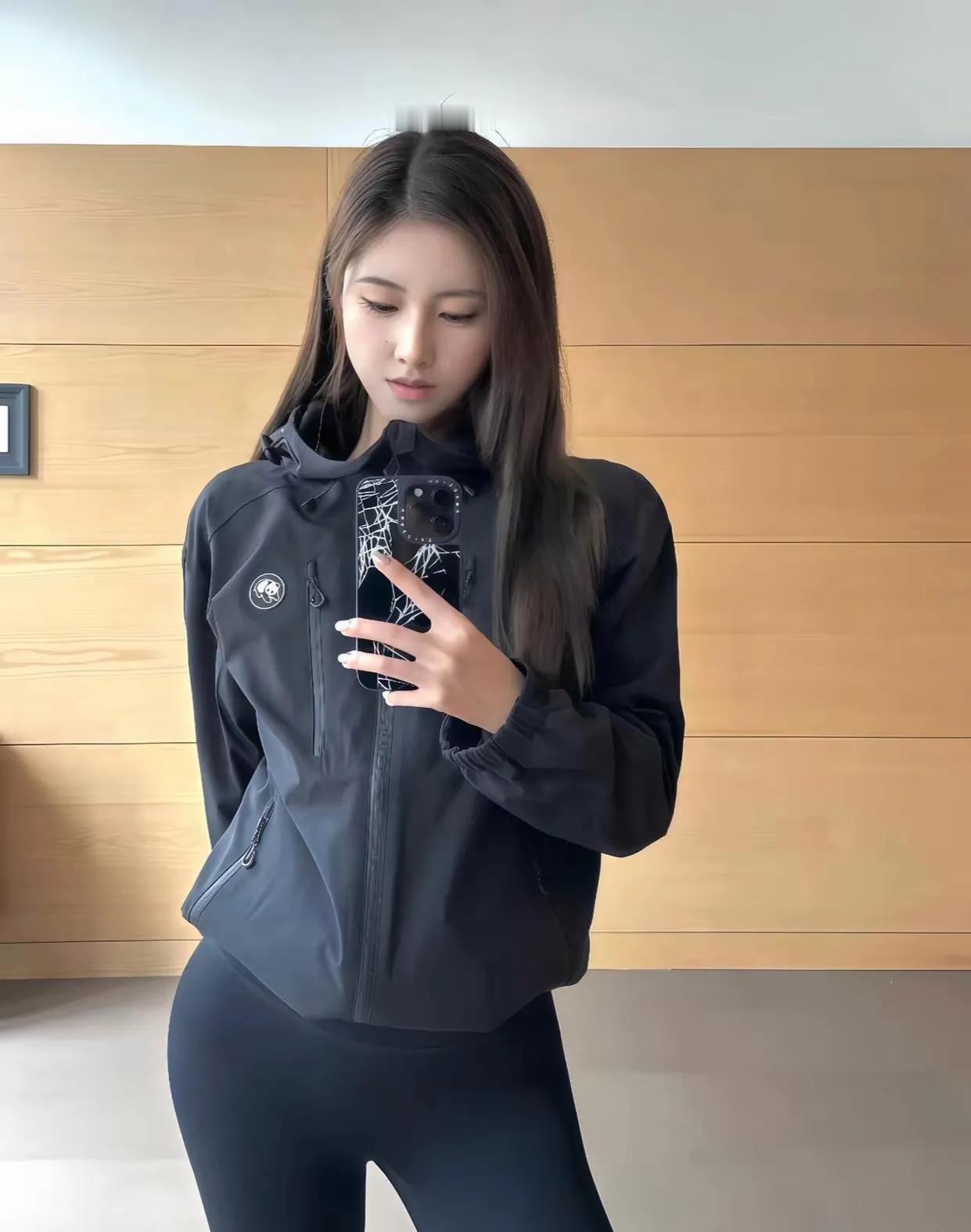 运动女孩自拍📸 活力满满的一天！