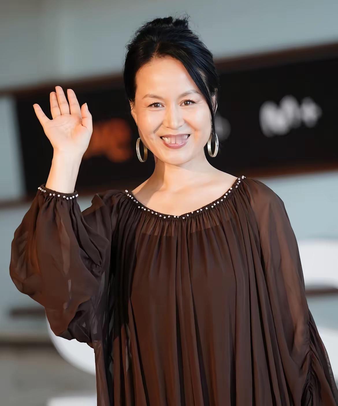 此人是谁？
影后？一部以自己经历为主角的拍了部电影，拿奖拿到手软。有个问题，估计