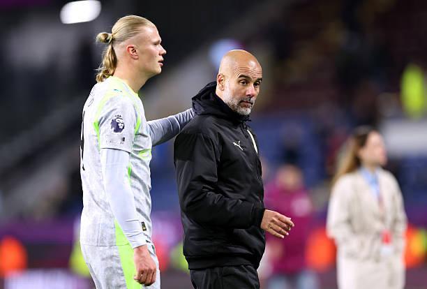 这是字面意义上的薅住了主教练的后脖颈